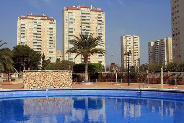 1 piscina para adultos y 1 para niños